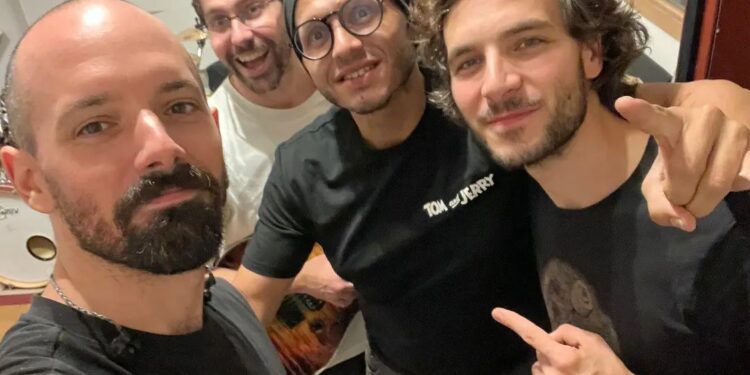 La banda, en una imagen desenfadada tras un ensayo.