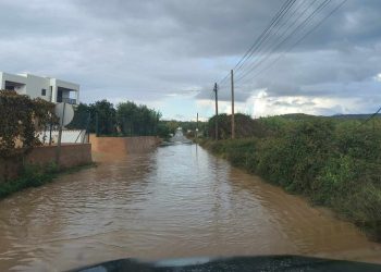 Inundaciones en la carretera del Camí Vell de Sant Mateu, junto al hipódromo de Sant Rafel. Fotos Noudiari
