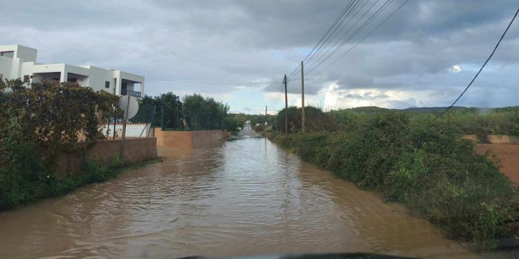 Inundaciones en la carretera del Camí Vell de Sant Mateu, junto al hipódromo de Sant Rafel. Fotos Noudiari
