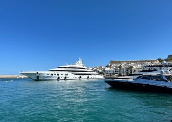 Yates amarrados en el puerto de Ibiza. Foto L. F. A.