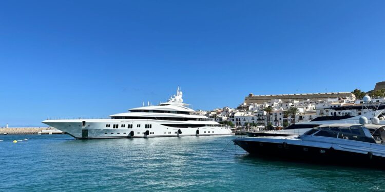 Yates amarrados en el puerto de Ibiza. Foto L. F. A.