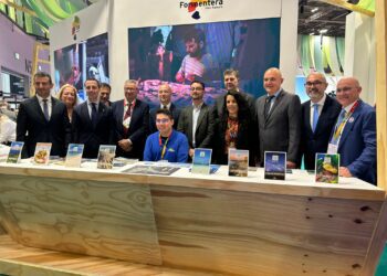 Mayans, en el centro de la imagen, con el resto de autoridades en la WTM. Foto: Consell de Formentera