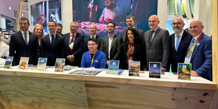 Mayans, en el centro de la imagen, con el resto de autoridades en la WTM. Foto: Consell de Formentera