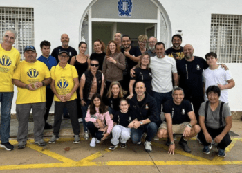 La Nostra Falla en colaboración con el Ayuntamiento de Sant Antoni se ha volcado en recoger ayuda. En la imagen, algunas de las personas voluntarias.