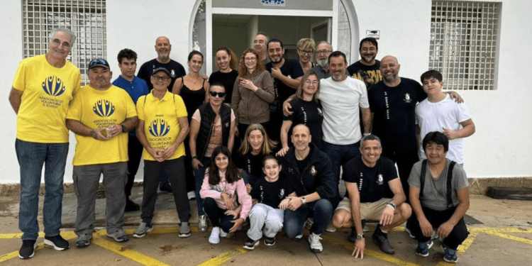 La Nostra Falla en colaboración con el Ayuntamiento de Sant Antoni se ha volcado en recoger ayuda. En la imagen, algunas de las personas voluntarias.