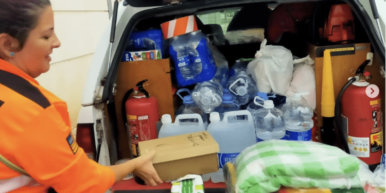 Una imagen de Protección Civil de Sant Antoni llenando un camión con donaciones para Valencia.