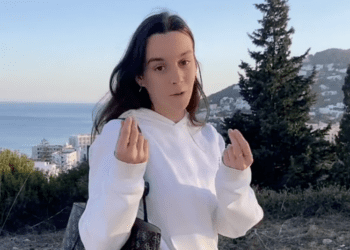 Mar Ribas en su vídeo de Tik Tok en el que desmonta algunos mitos junto a un amigo. Tik Tok @marribasss