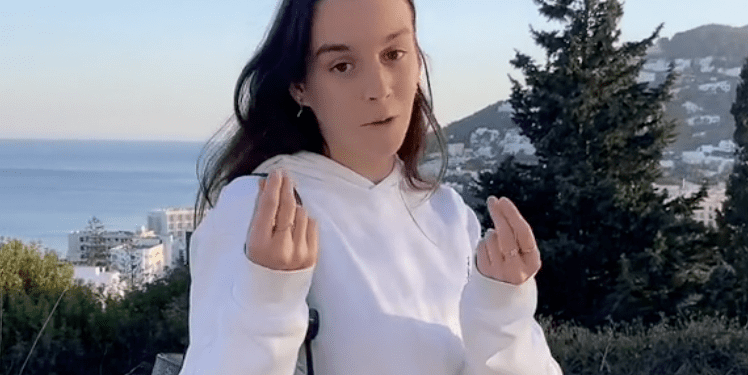 Mar Ribas en su vídeo de Tik Tok en el que desmonta algunos mitos junto a un amigo. Tik Tok @marribasss