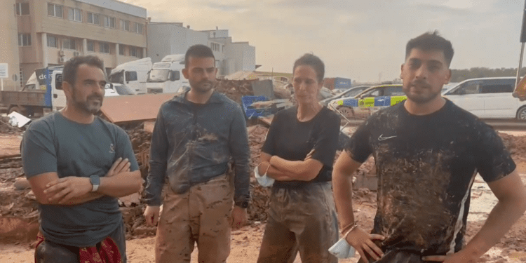 Cuatro agentes de la Guardia Civil de Ibiza trabajando en Paiporta, Valencia, de manera voluntaria. Imagen Guardia Civil