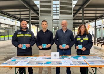 Reparto de filtros 'atrapapelo' en Ibiza para evitar que el cabello se vaya por la alcantarilla y cause atascos.