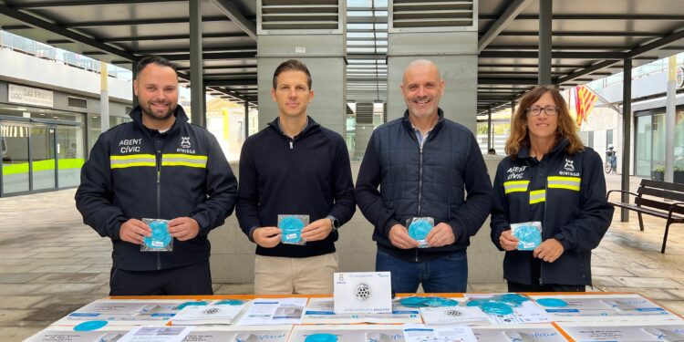 Reparto de filtros 'atrapapelo' en Ibiza para evitar que el cabello se vaya por la alcantarilla y cause atascos.