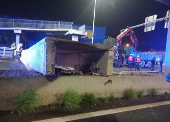 La pasarela peatonal, desplomada. Fotos Consell de Mallorca