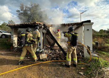 Los bomberos del Parque Insular trabajando en la vivienda incendiada en Sant Joan. Fotos Bombers d'Eivissa