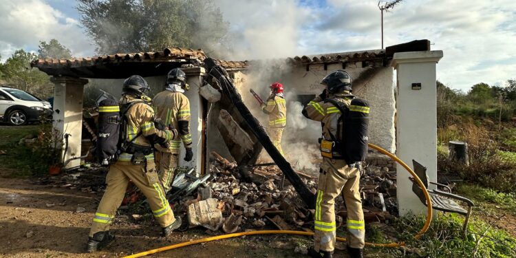 Los bomberos del Parque Insular trabajando en la vivienda incendiada en Sant Joan. Fotos Bombers d'Eivissa
