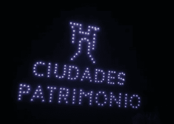 Imagen de los drones formando las palabras 'Ciudades Patrimonio'.