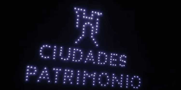 Imagen de los drones formando las palabras 'Ciudades Patrimonio'.