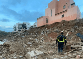 Impresionante imagen de un voluntario de Sant Antoni en mitad de los escombros de Torrent. Imagen PC Portmany Sant Antoni