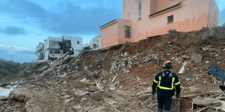 Impresionante imagen de un voluntario de Sant Antoni en mitad de los escombros de Torrent. Imagen PC Portmany Sant Antoni