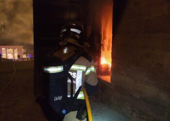 Uno de los agentes de Bombers d'Eivissa interviene para sofocar las llamas. Fotos Bombers s'Eivissa