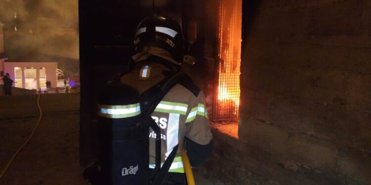Uno de los agentes de Bombers d'Eivissa interviene para sofocar las llamas. Fotos Bombers s'Eivissa