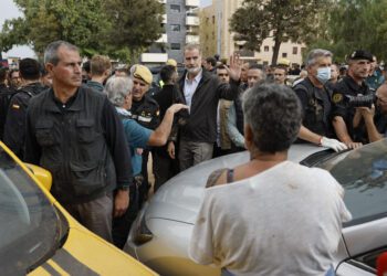 El rey Felipe, durante su visita a Paiporta este domingo. EFE/ Biel Aliño
