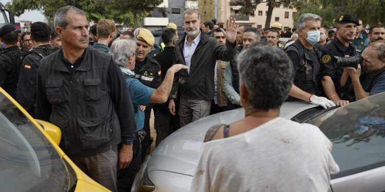 El rey Felipe, durante su visita a Paiporta este domingo. EFE/ Biel Aliño