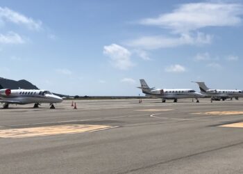 Jets privados estacionados en el aeropuerto de Ibiza. Foto L.F.A.