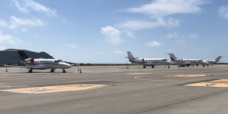 Jets privados estacionados en el aeropuerto de Ibiza. Foto L.F.A.