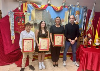 Falleras y presidentes de La Nostra Falla de Sant Antoni. Foto: La Nostra Falla.