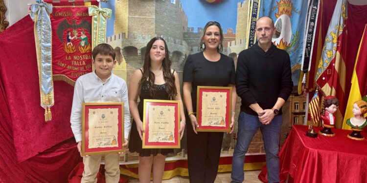 Falleras y presidentes de La Nostra Falla de Sant Antoni. Foto: La Nostra Falla.