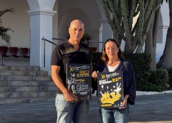 El promotor de la iniciativa, César Sánchez, e Isabel Castellar, regidora de Participació, Formació i Festes, presentaron Cañas n'Roll.