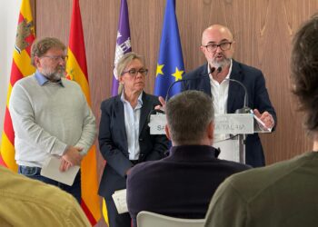 El alcalde Vicent Roig, a la derecha, junto a Nieves Bonet y Vicent Torres.