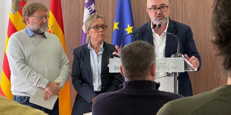 El alcalde Vicent Roig, a la derecha, junto a Nieves Bonet y Vicent Torres.