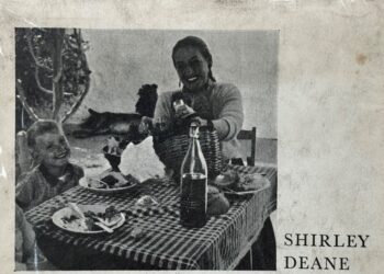 Shirley Deane amb un dels seus fills a Eivissa a la contraportada de .The road to Andorra'.