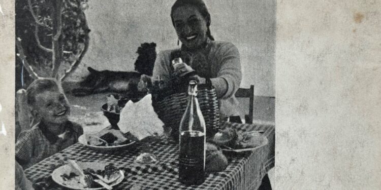 Shirley Deane amb un dels seus fills a Eivissa a la contraportada de .The road to Andorra'.