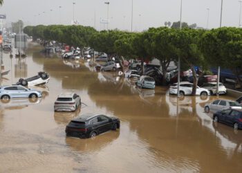 Vista general del polígono industrial de Sedaví anegado a causa de las lluvias torrenciales. EFE/Miguel Ángel Polo