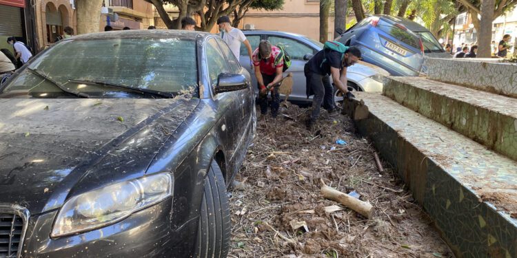 Voluntarios ayudan a retirar escombros en la localidad valenciana de Aldaia tras las inundaciones de hace un año. EFE / Macarena Soto