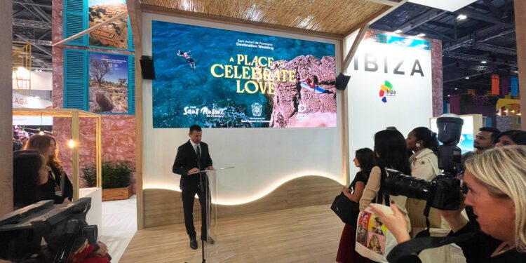 Presentación del alcalde Marcos Serra en la WTM. Foto: Ayuntamiento de Sant Antoni