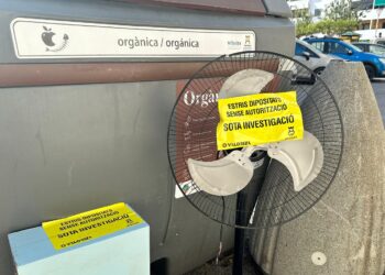 Ahora, los residuos  voluminosos depositados junto a contenedores se marcan y se investigan para tratar de localizar a la persona infractora y multarle. Foto Noudiari