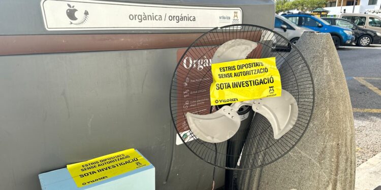 Ahora, los residuos  voluminosos depositados junto a contenedores se marcan y se investigan para tratar de localizar a la persona infractora y multarle. Foto Noudiari