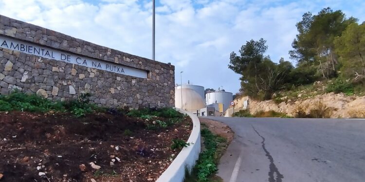 Entrada al vertedero de Ca Na Putxa. Foto Noudiari