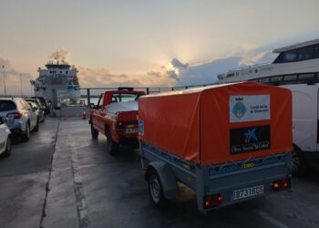 El vehículo pickup y el remolque que salen de Formentera rumbo a Valencia hoy.
