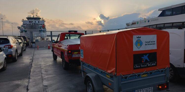 El vehículo pickup y el remolque que salen de Formentera rumbo a Valencia hoy.