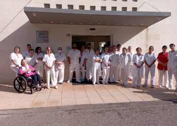 Los trabajadores y las trabajadoras del Hospital residencia asistida de Cas Serres se han concentrado en memoria de las personas fallecidas en la DANA de Valencia y todas las damnificadas.