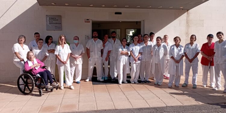 Los trabajadores y las trabajadoras del Hospital residencia asistida de Cas Serres se han concentrado en memoria de las personas fallecidas en la DANA de Valencia y todas las damnificadas.