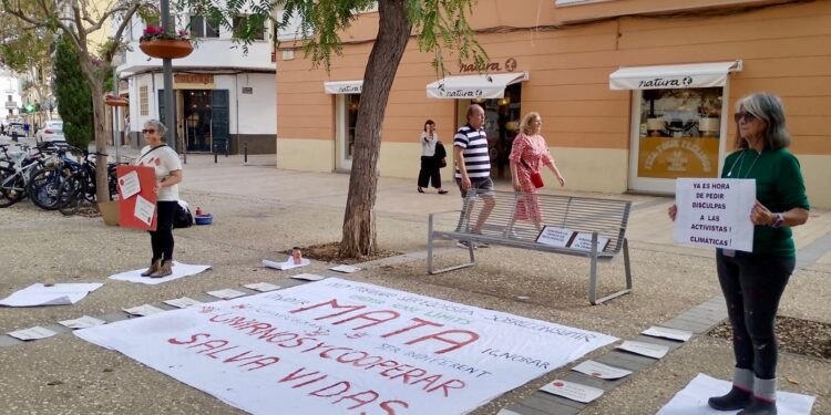 Imagen del acto de Extinction Rebellion Ibiza hoy en la Plaza del Parque.