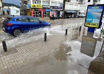 Acera de la avenida de Santa Eulària de Ibiza, impracticable esta mañana de hoy lunes. Foto Noudiari