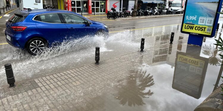 Acera de la avenida de Santa Eulària de Ibiza, impracticable esta mañana de hoy lunes. Foto Noudiari