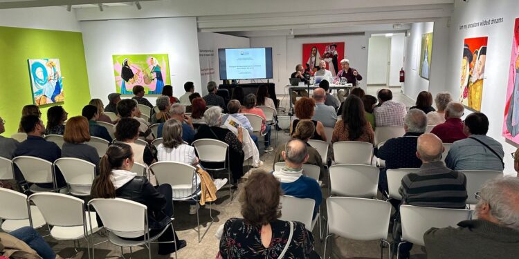 El passat divendres 8 de novembre va tenir lloc la conferència "Músiques de transmissió oral a les Pitiüses: les sonades i els cants", a càrrec de Jaume Escandell Guasch, doctor en Musicologia i tècnic superior de Patrimoni Històric del Consell de Formentera. L'acte va ser presentat per Antoni Manonelles Bolle i va anar acompanyat de la presentació del Cançoner de les Pitiüses. Fotos: L. F. A.