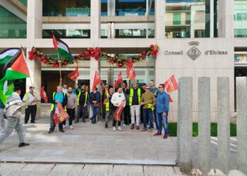 Parte de los conductores de la concentración se han desplazado al Consell después de pasar por el CETIS. Fotos CCOO